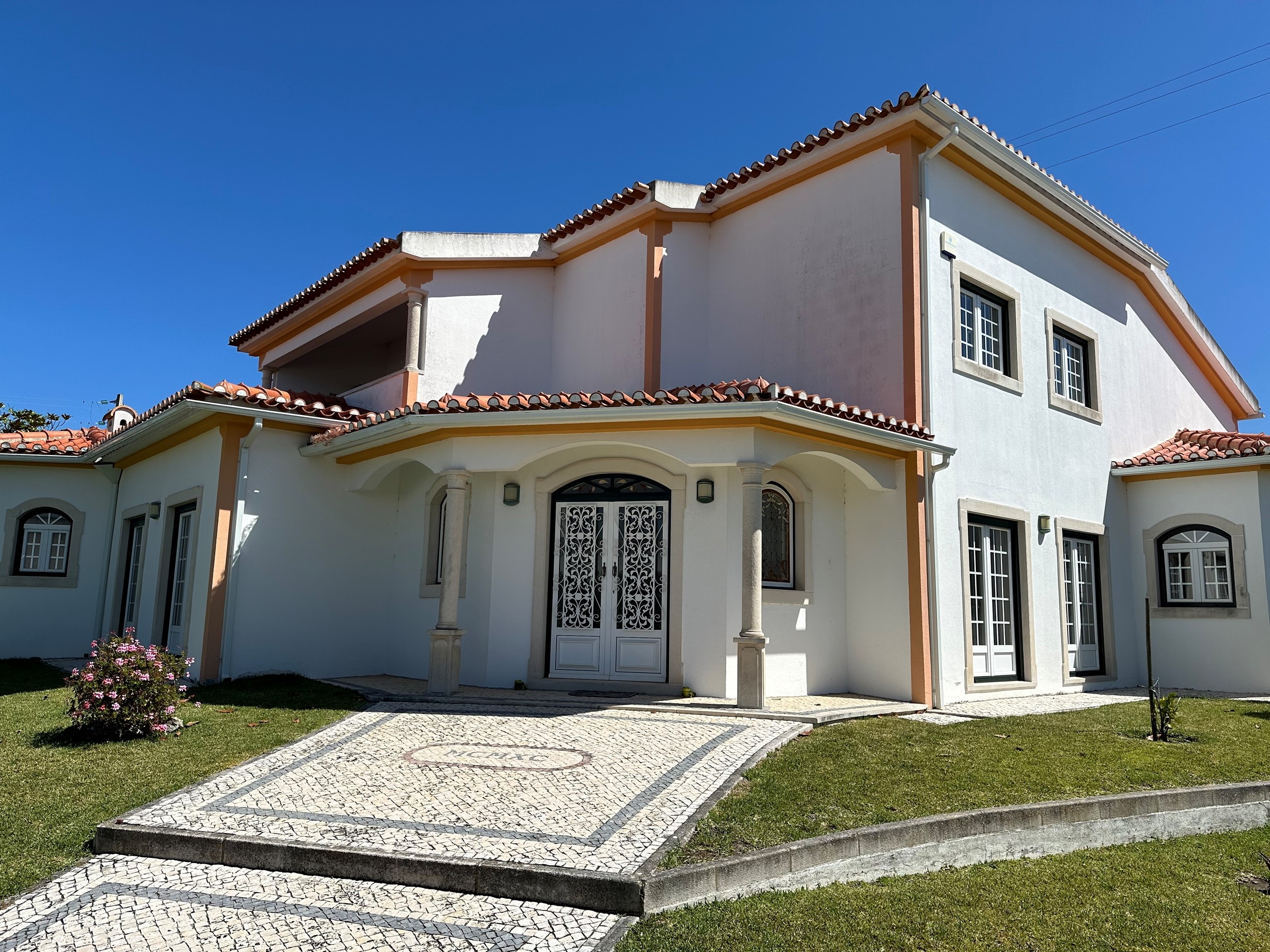 Villa T5 de traça tradicional com excelentes áreas