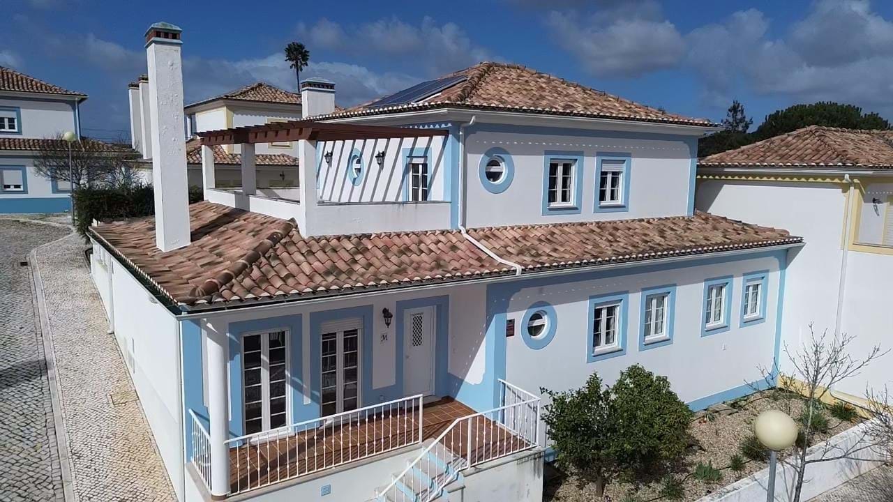 Moradia T5 com piscina privada aquecida em condomínio fechado em Carvalhal – Bombarral